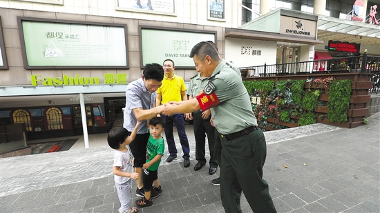 网格警长帮助居民找回走失的小孩