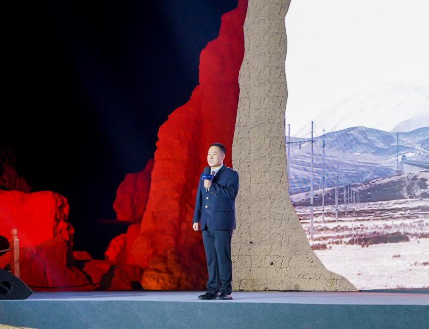 陈鑫在“何以中国・五星出东方”网络主题宣传活动现场演讲。人民视频供图